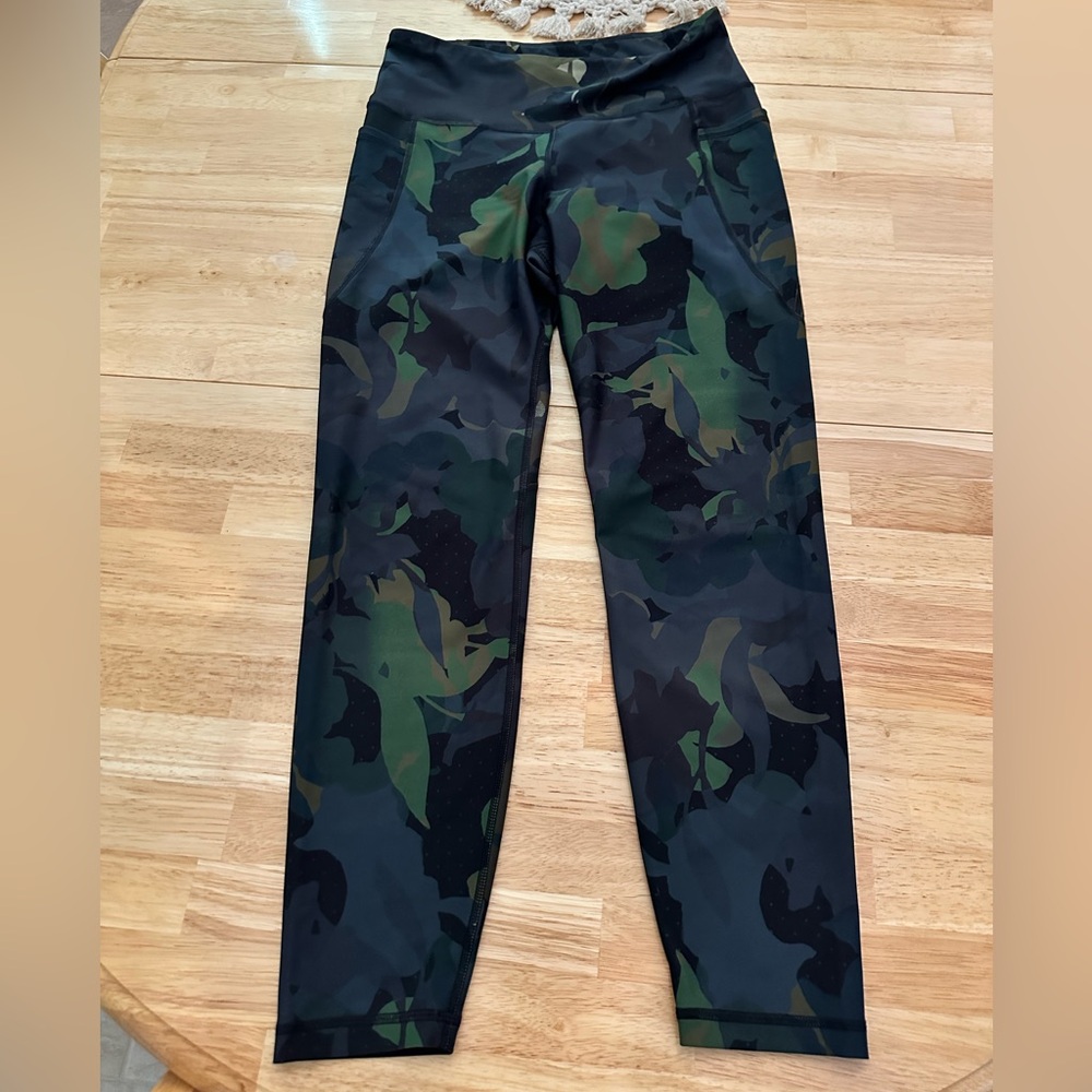 NWOT Old Navy Active Elevate Leggings - Floral Design - Size L
